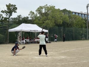 桜花学園女子野球部の選手たちと三好大倫アンバサダー