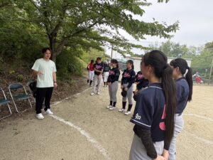桜花学園女子野球部の選手たちと三好大倫アンバサダー