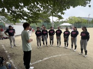 桜花学園女子野球部の選手たちと三好大倫アンバサダー