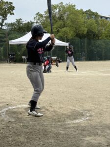 桜花学園女子野球部の選手たちと三好大倫アンバサダー