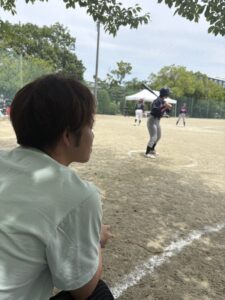 桜花学園女子野球部の選手たちと三好大倫アンバサダー