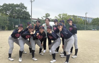 桜花学園女子野球部の選手たちと三好大倫アンバサダー