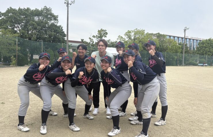 桜花学園女子野球部の選手たちと三好大倫アンバサダー
