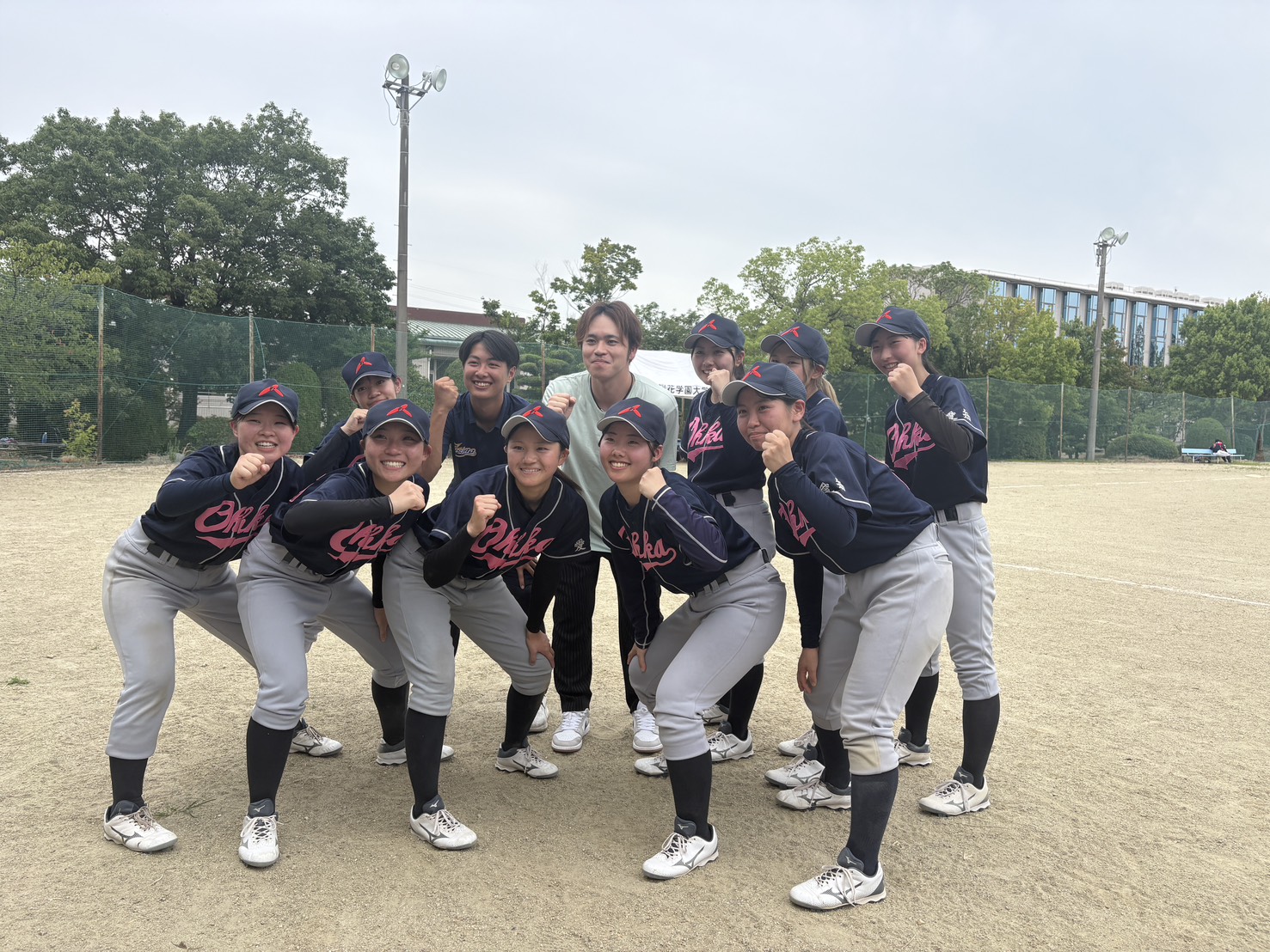 桜花学園女子野球部の選手たちと三好大倫アンバサダー